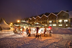 住宿正面 - 傍晚/夜晚
