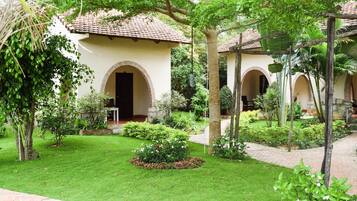 Standard Bungalow, 1 Bedroom, Pool View, Corner | Garden view