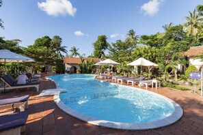 Outdoor pool, pool umbrellas, sun loungers - Diadem Resort (Phu Quoc)
