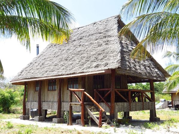 Sea View Bungalow | 房內夾萬、手提電腦工作空間、遮光窗簾/窗簾
