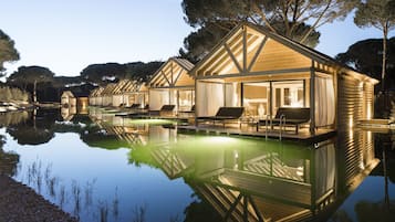 Bio Pool Suite | 1 sovrum, minibar, värdeförvaringsskåp på rummet och skrivbord