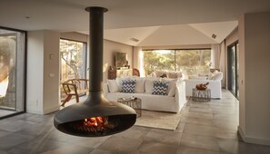 3-Bedroom Villa | Minibar, safe på rommet, skrivebord og skrivebord for bærbar PC