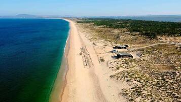 Una spiaggia nelle vicinanze, sabbia bianca