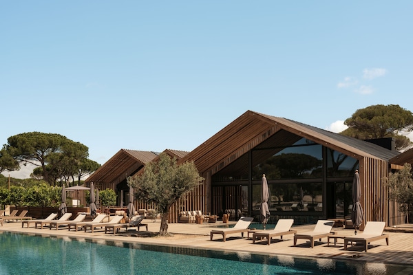 Piscina coperta, piscina all'aperto, lettini