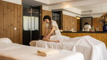 Sauna seca, banheira de hidromassagem, tratamentos corporais