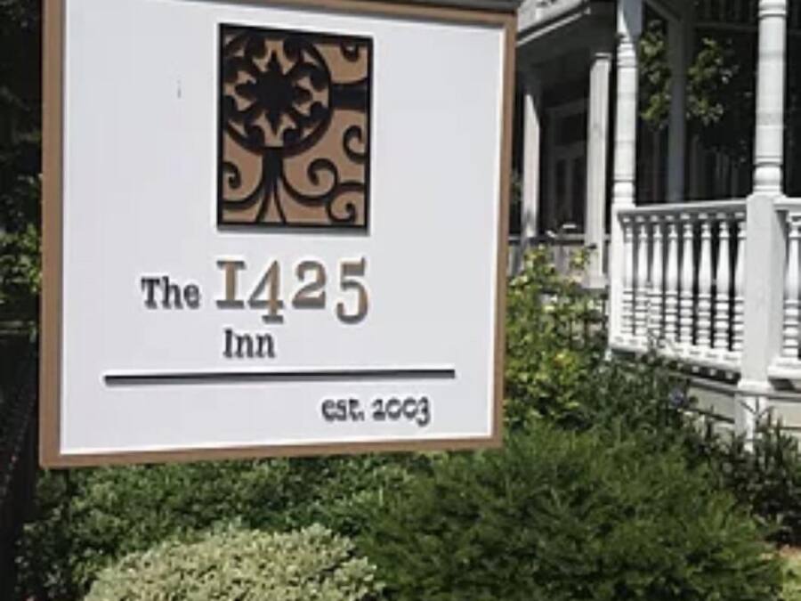 Ein Schild für das 1425 Inn mit dekorativem Logo und Gründungsjahr.
