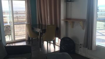 Oceanfront Suite, 1 Queen Bed with Sofabed | In-room dining