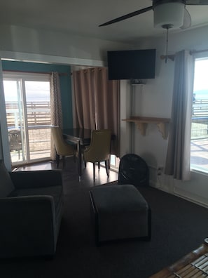 Suite, 1 cama Queen size y sofá cama, cocineta, frente al océano | Servicio a la habitación