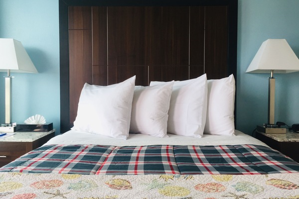 Ylelliset vuodevaatteet, pillowtop-patjalliset sängyt, pimennysverhot