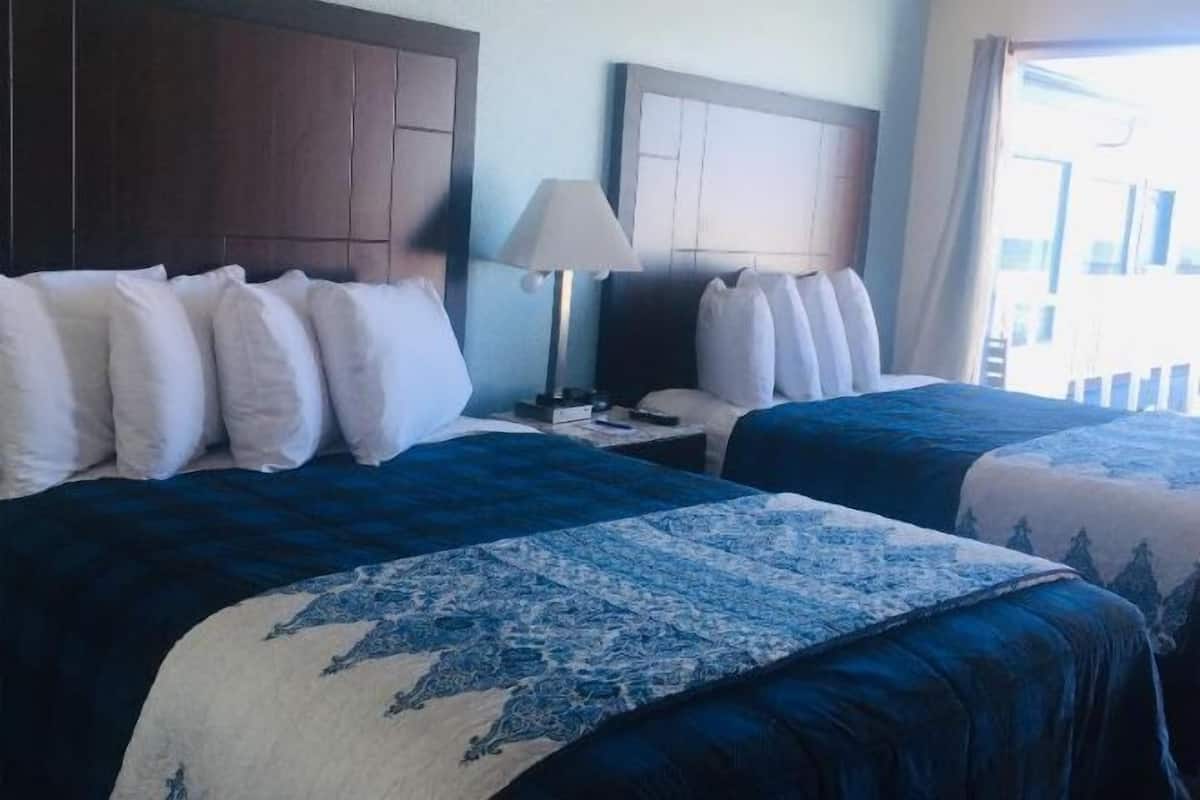 Ropa de cama de alta calidad, camas con pillow-top y cortinas blackout