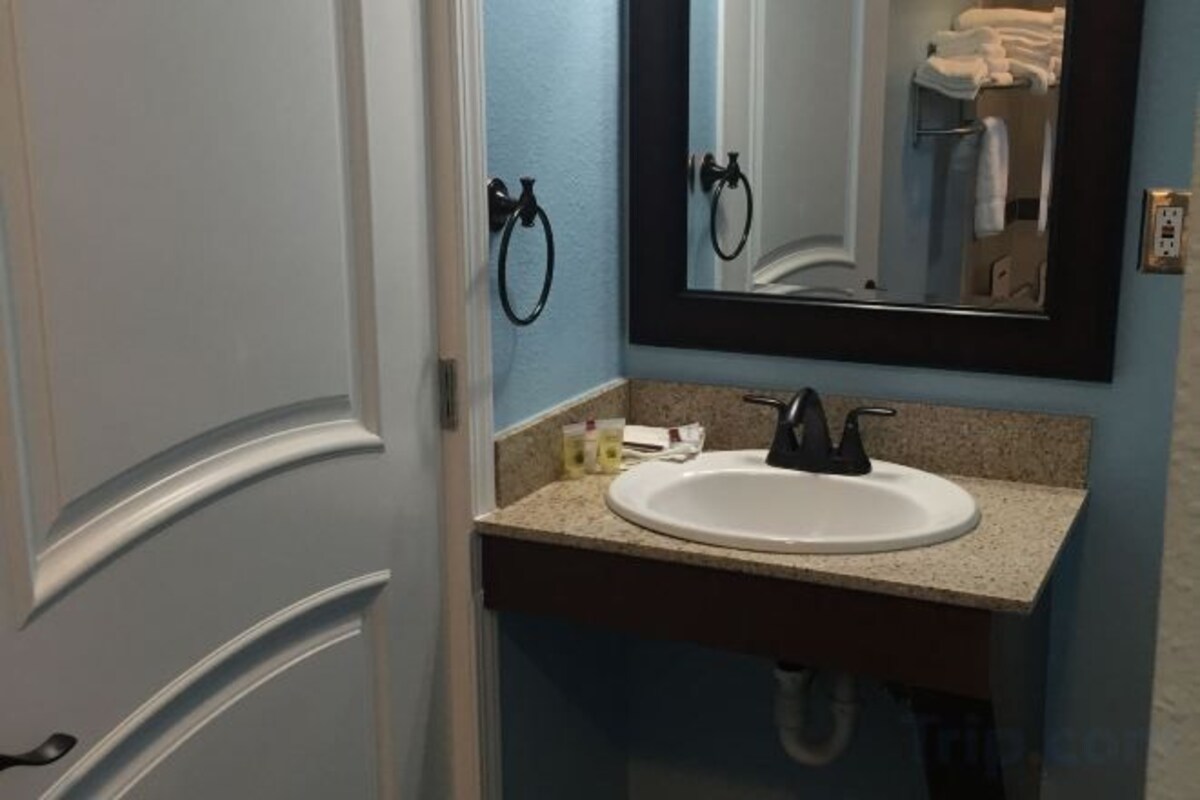 Queen Room - Non-Smoking
