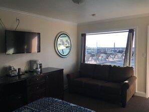 Suíte, 2 quartos | Área de estar | TV 32 polegadas com canais a cabo