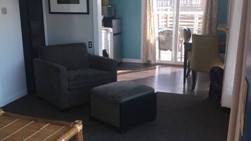 Oceanfront Suite, 1 Queen Bed with Sofabed | Living area | 32-inch TV with cable channels