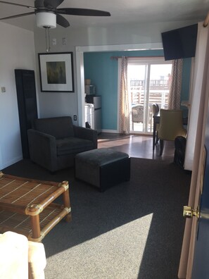 Suite, 1 cama Queen size y sofá cama, cocineta, frente al océano | Área de sala de estar | Televisión de 32 pulgadas con canales por cable