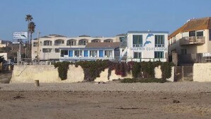 Un bâtiment sur lequel on peut lire l’inscription : « Dolphin Cove Lodge ».
