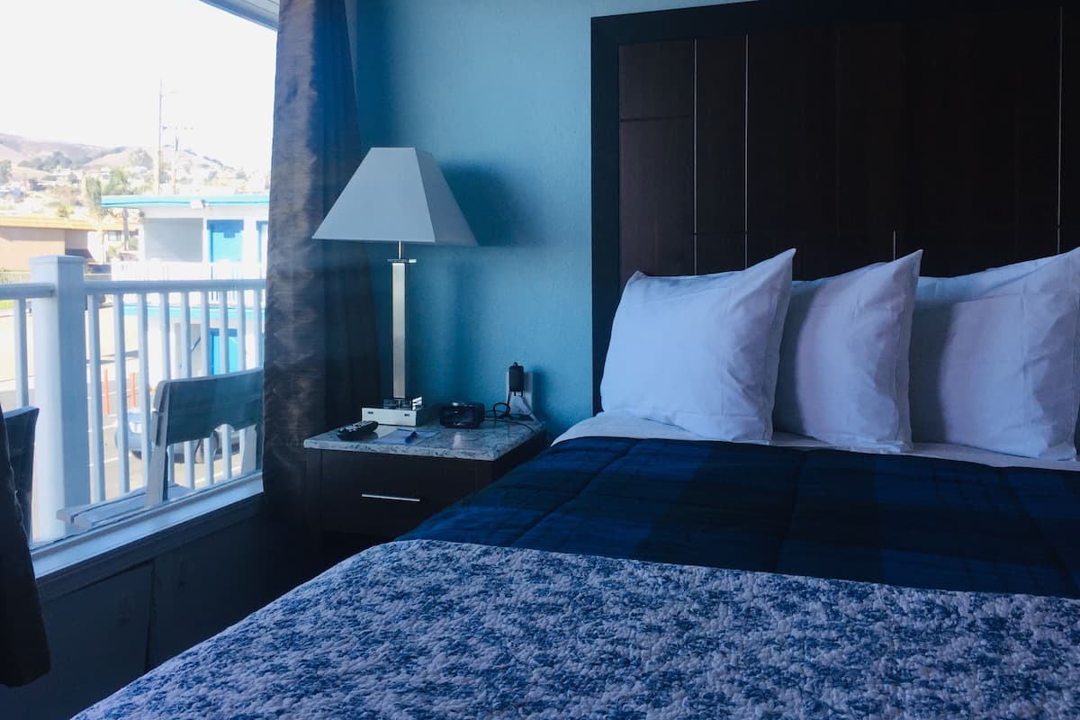 Standard Room, 1 Queen Bed | Premium bedding, pillowtop beds, blackout drapes, free WiFi