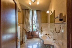 Shower, hair dryer, slippers, bidet - Corte dei Tini (Teramo)