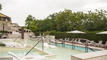 4 outdoor pools