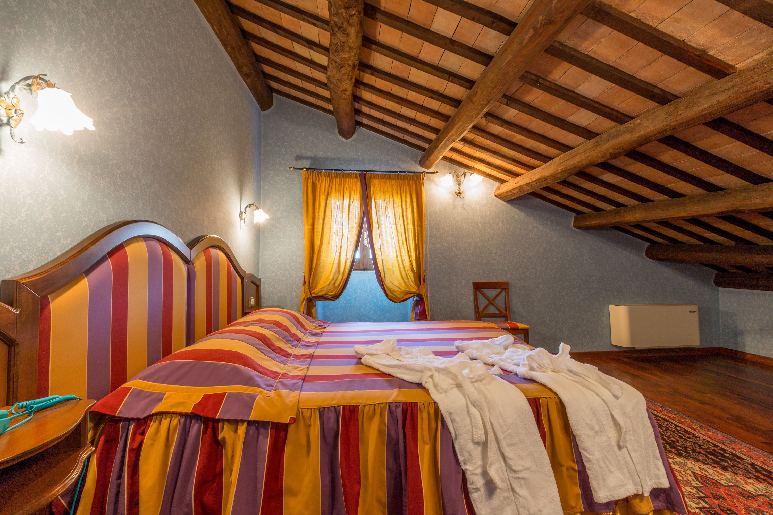 Couette en duvet d'oie, matelas mémoire de forme, minibar