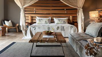 Hypo-allergenic bedding, minibar, in-room safe, bed sheets