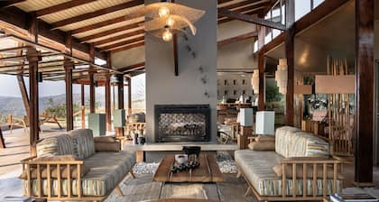 Rhino Ridge Safari Lodge