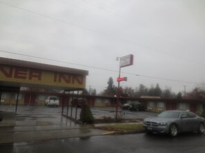 A hotel with a visible sign indicating a vacancy. - Down Towner Inn (Grangeville)