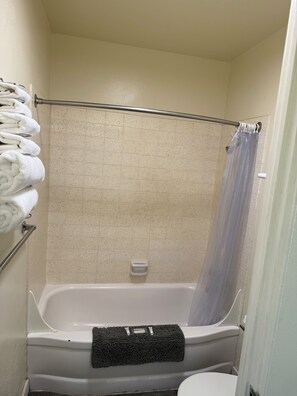 Room, 1 Queen Bed | Bathroom - Down Towner Inn (Grangeville)