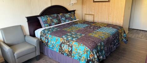 ルーム クイーンベッド 1 台 | 可動式ベッド (無料)、WiFi (無料)、ベッドシーツ