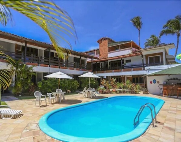 2 outdoor pools