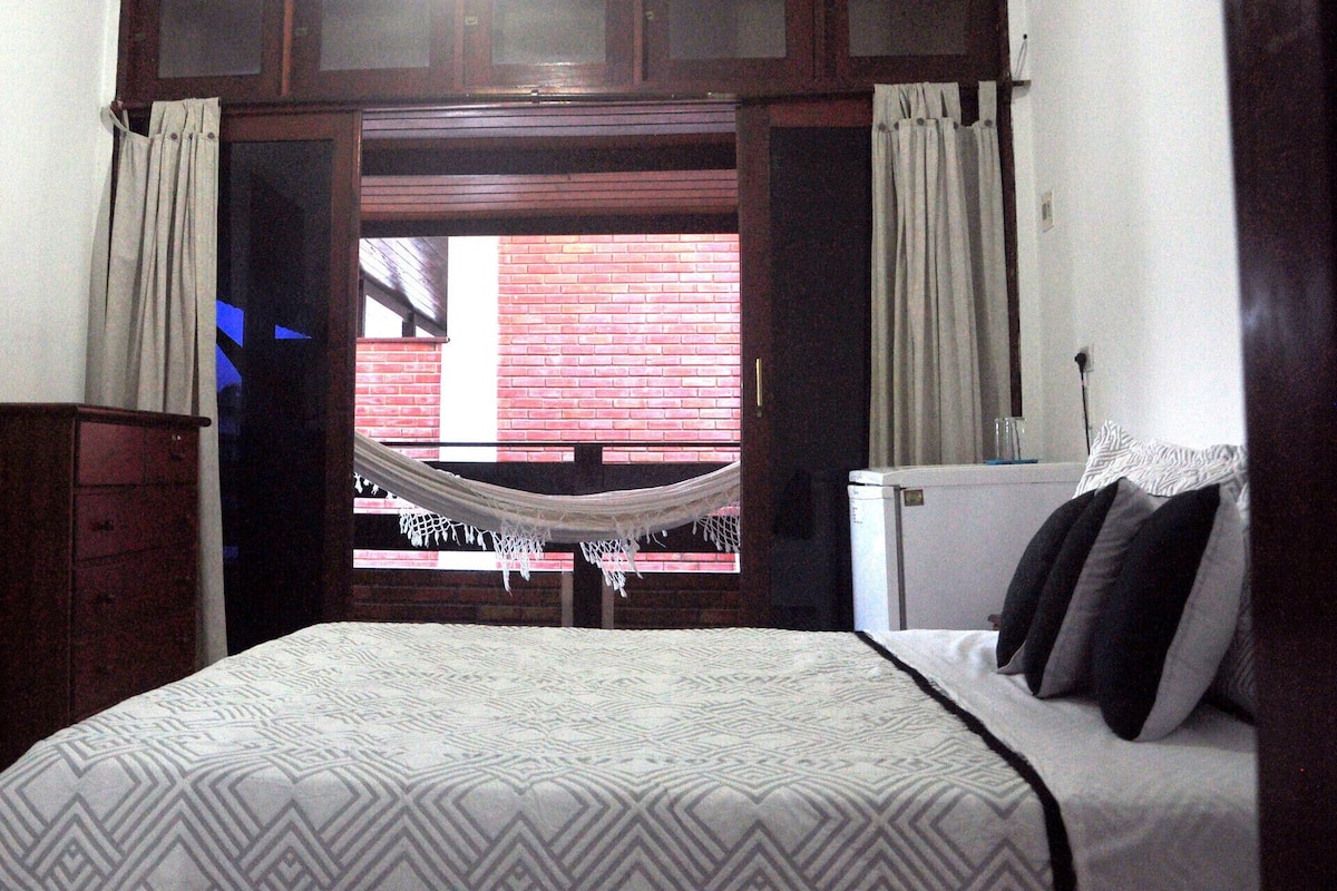 Cofres nos quartos, cortinas blackout, Wi-Fi de cortesia