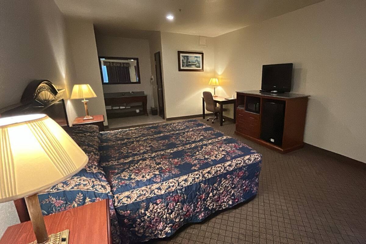Desk, free WiFi, bed sheets