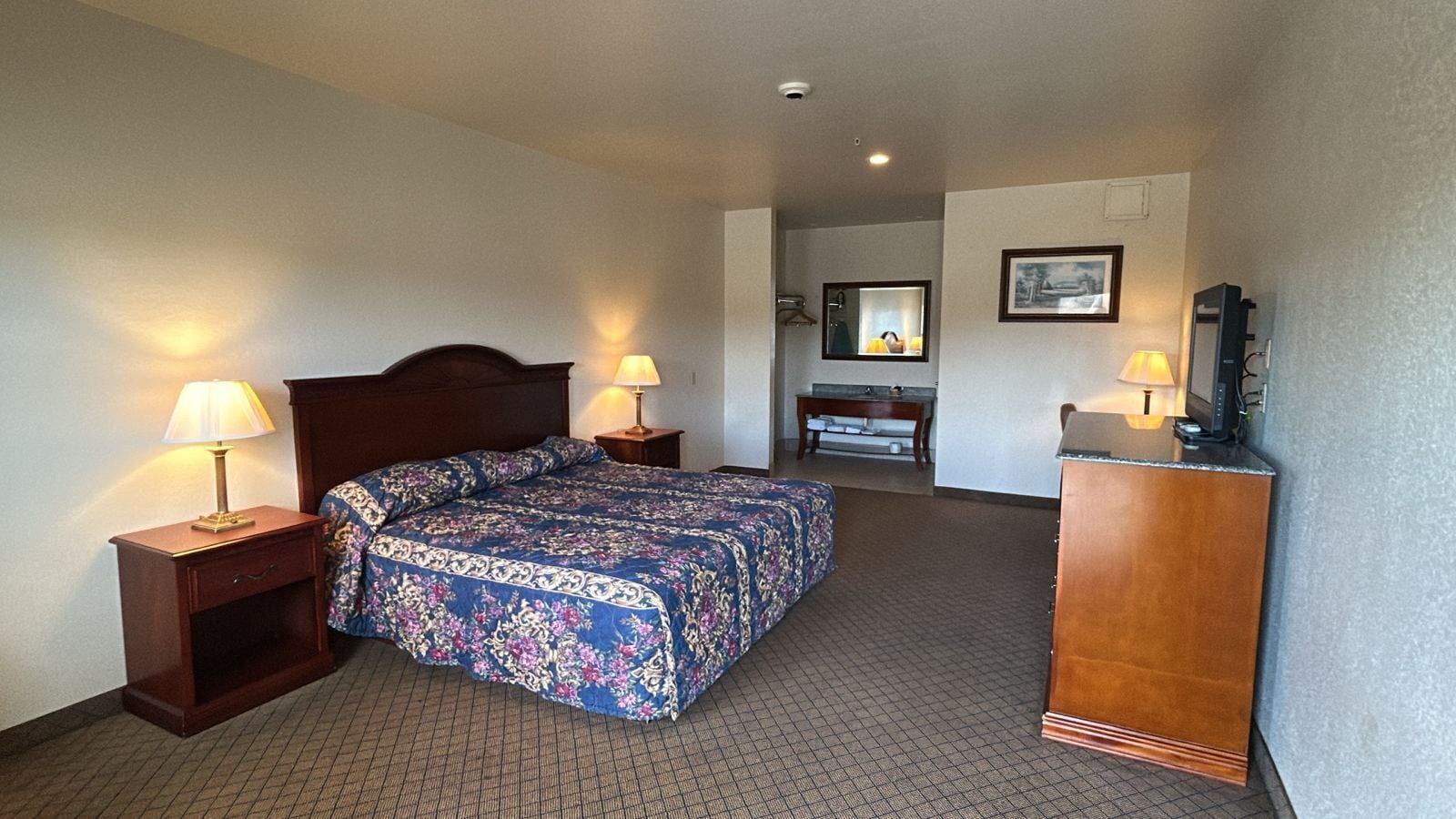 Chambre, 1 très grand lit, fumeurs | Bureau, Wi-Fi gratuit, draps fournis