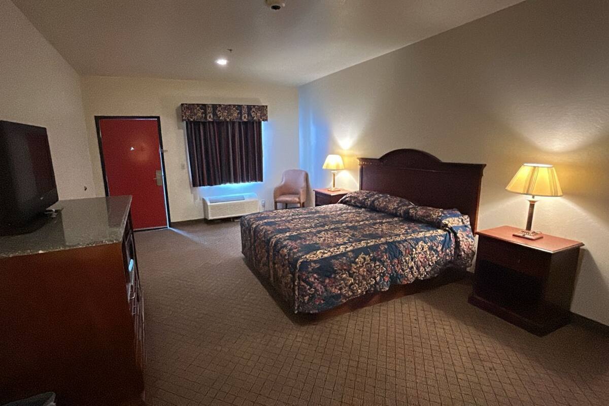 Room, 1 King Bed, Smoking | Desk, free WiFi, bed sheets