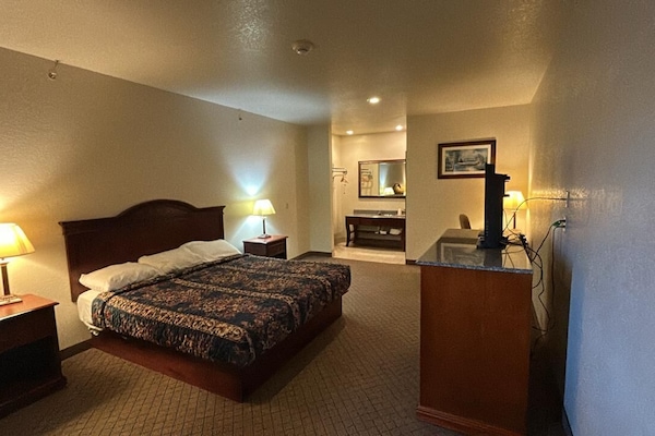Room, 1 King Bed, Non Smoking | Desk, WiFi (free), bed sheets