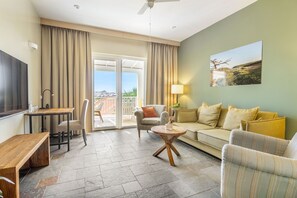 King Suite with Balcony | 起居區 | 50-吋LED 液晶電視、數位頻道、電視、付費電影