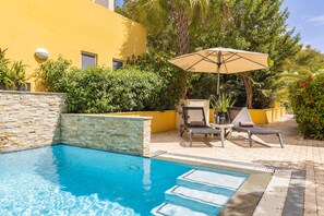Outdoor pool, pool umbrellas, sun loungers