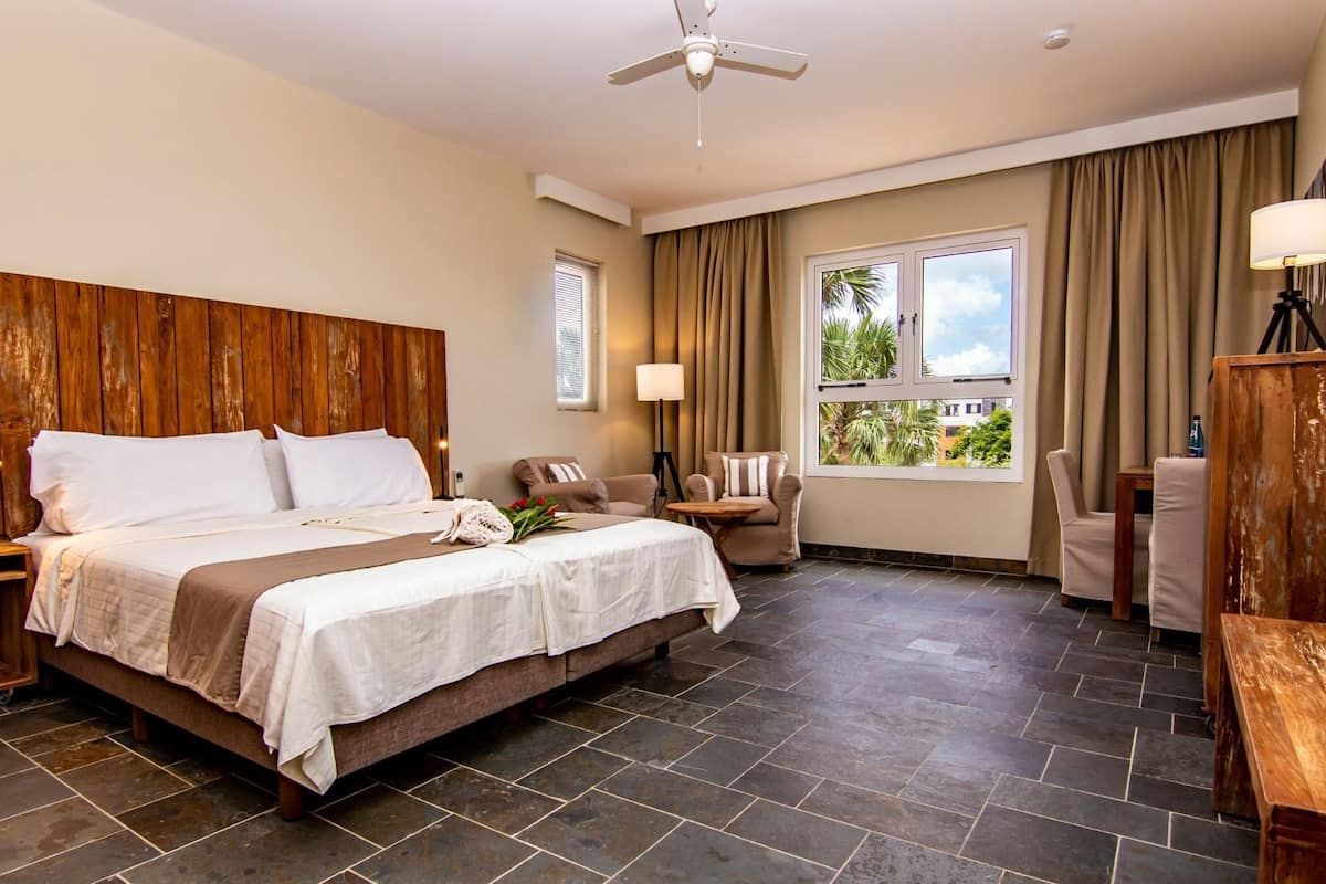 เครื่องนอนระดับพรีเมียม, ตู้นิรภัยในห้องพัก, โต๊ะทำงาน