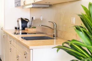 King Suite with Balcony | Eigene Küche | Kühlschrank, Wasserkocher mit Kaffee-/Teezubehör, Wasserkocher