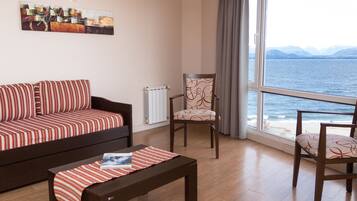 Muebles diferentes y ropa de cama