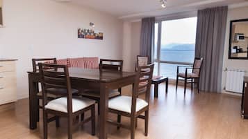 Muebles diferentes y ropa de cama