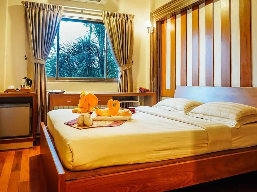 2 bilik tidur, bar mini, peti besi dalam bilik, meja