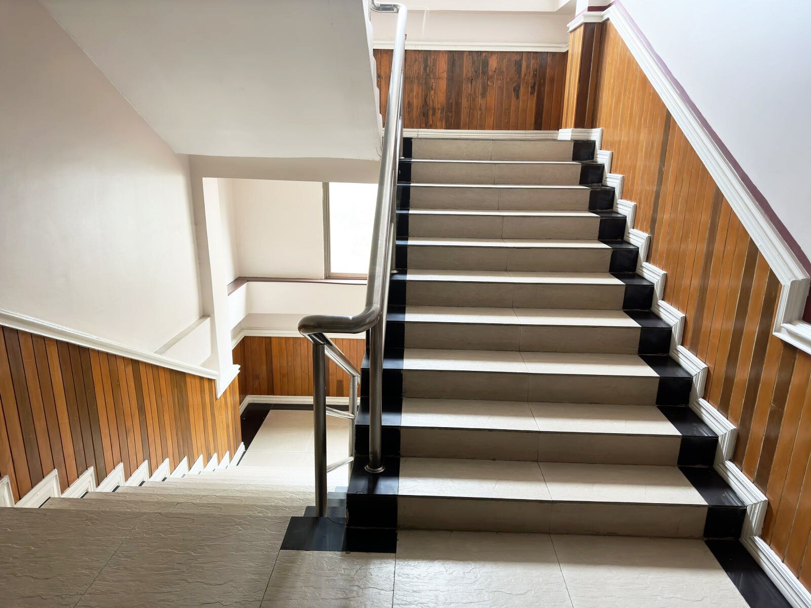 Handrails in stairways