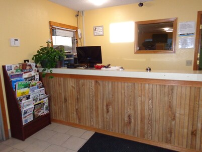 National 9 Inn Garden City