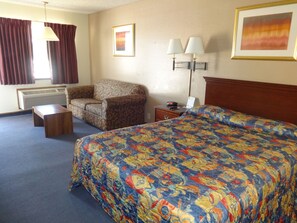 Room, 1 Queen | Escritorio, tabla de planchar con plancha, camas extra y wifi gratis 