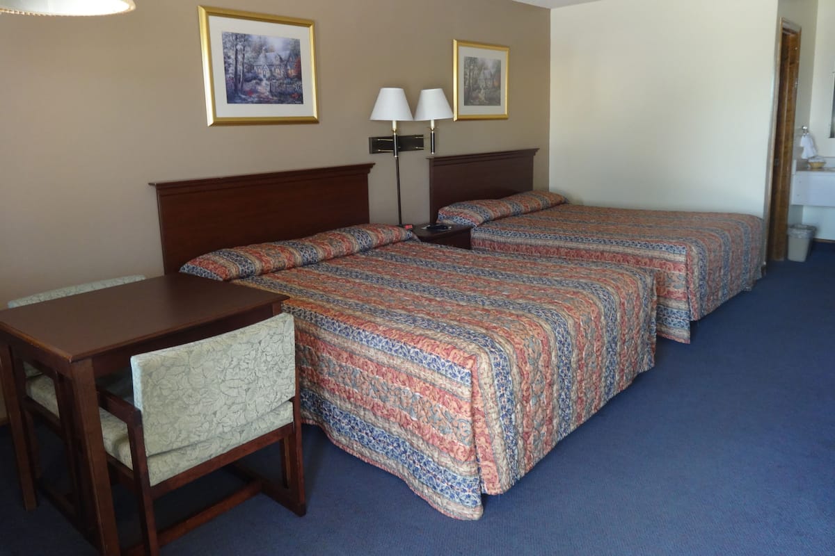 Classic Double Room | Meja, seterika/papan seterika, katil lipat simpan/tambahan