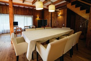 Family Bungalow, 5 Bedrooms | Dining room - Cabañas Metreñehue (Pucón)