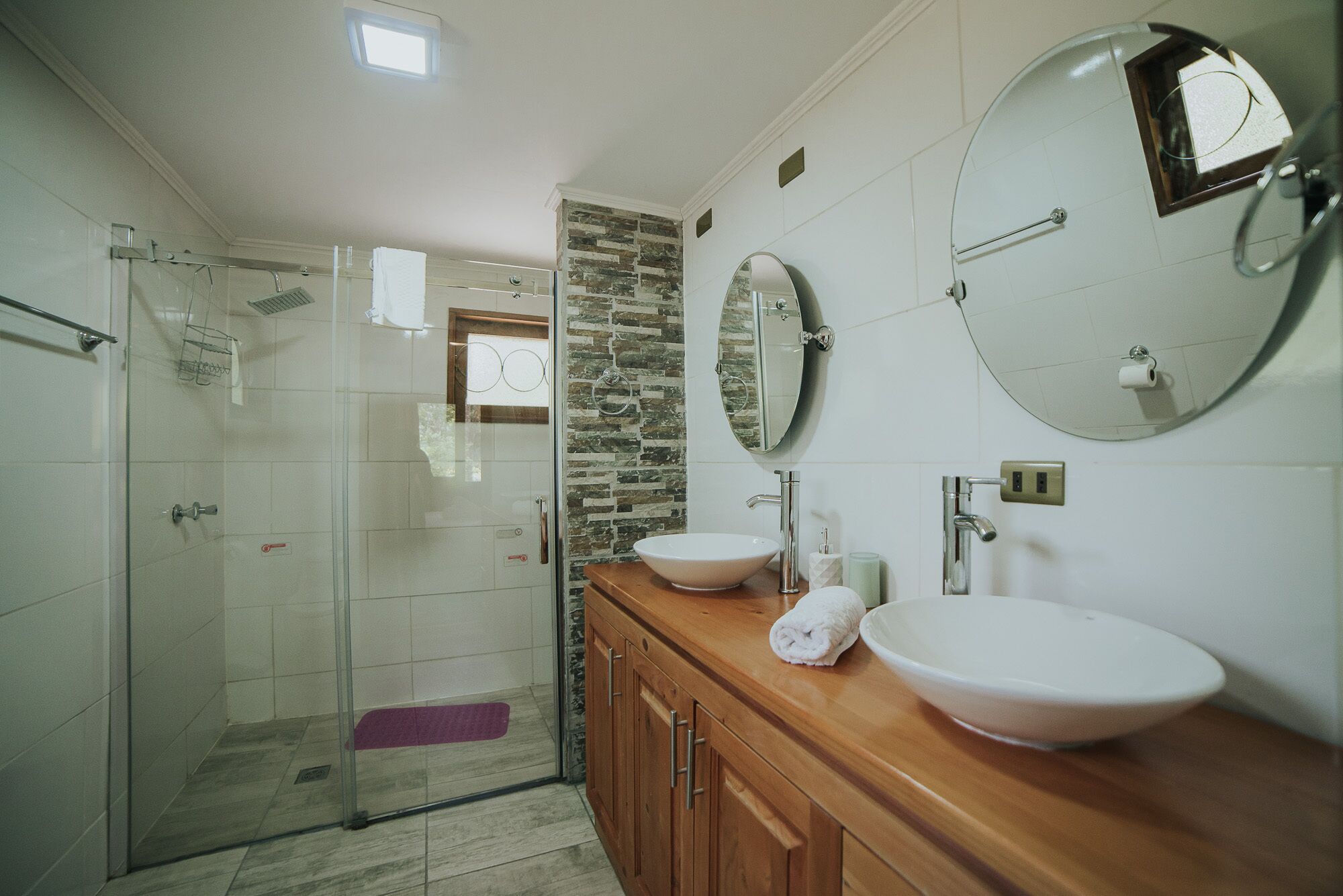 Cabane Familiale | Salle de bain | Douche, sèche-cheveux, serviettes fournies, papier toilette