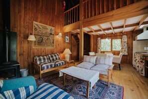 25 インチのテレビ (衛星放送視聴可)、暖炉