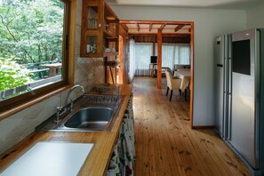 Bungalow familiar, 5 habitaciones | Cocina privada | Refrigerador con congelador, microondas y parrilla de estufa