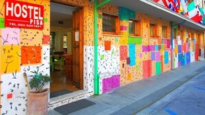 A hostel with colorful walls and a signboard. - Safestay Pisa Centrale (Pisa)